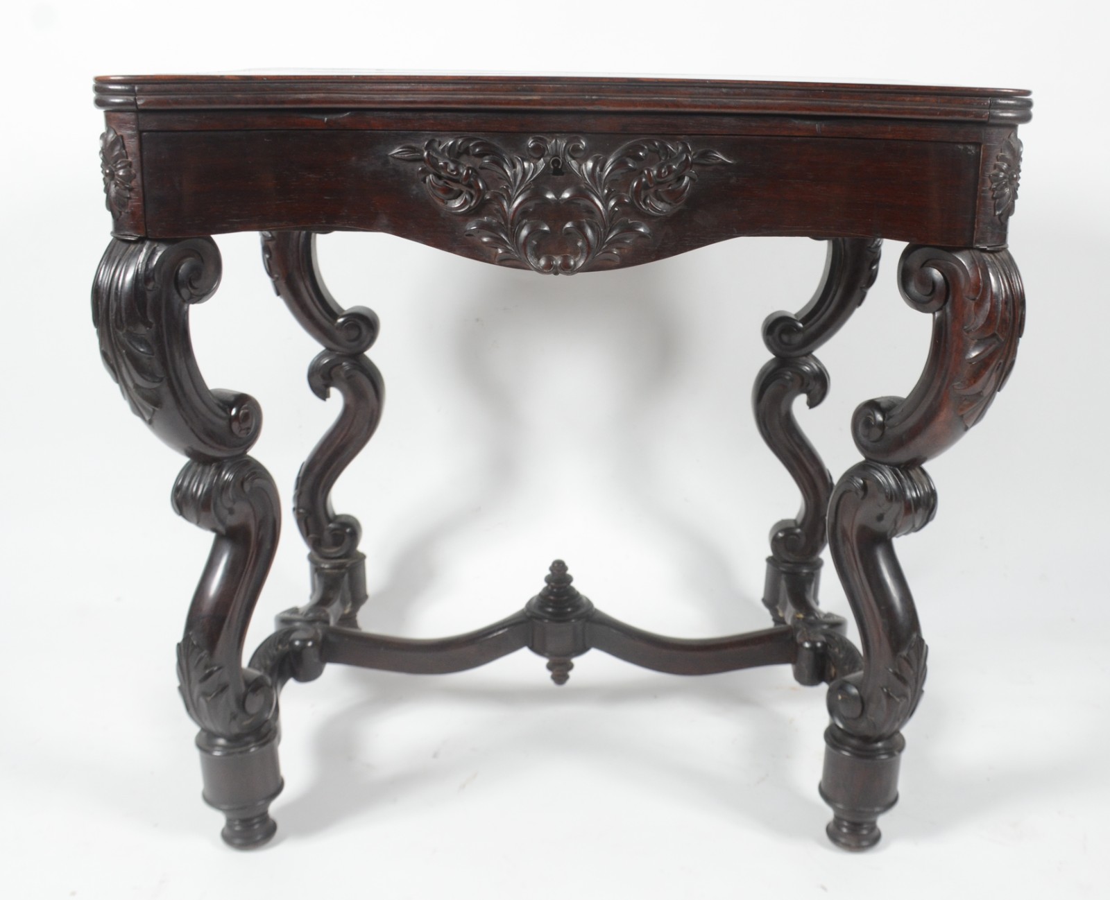 Mesa auxiliar de madeira nobre, saia recortada, quatro pernas... - foto 2 de 11