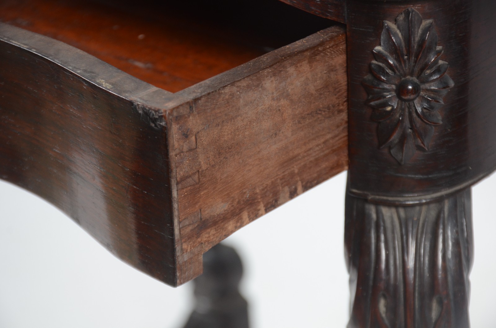 Mesa auxiliar de madeira nobre, saia recortada, quatro pernas... - foto 4 de 11