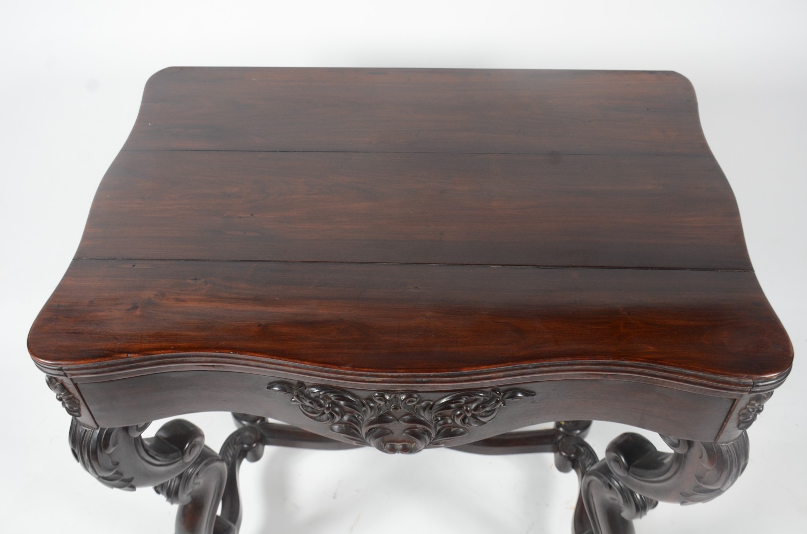 Mesa auxiliar de madeira nobre, saia recortada, quatro pernas... - foto 5 de 11