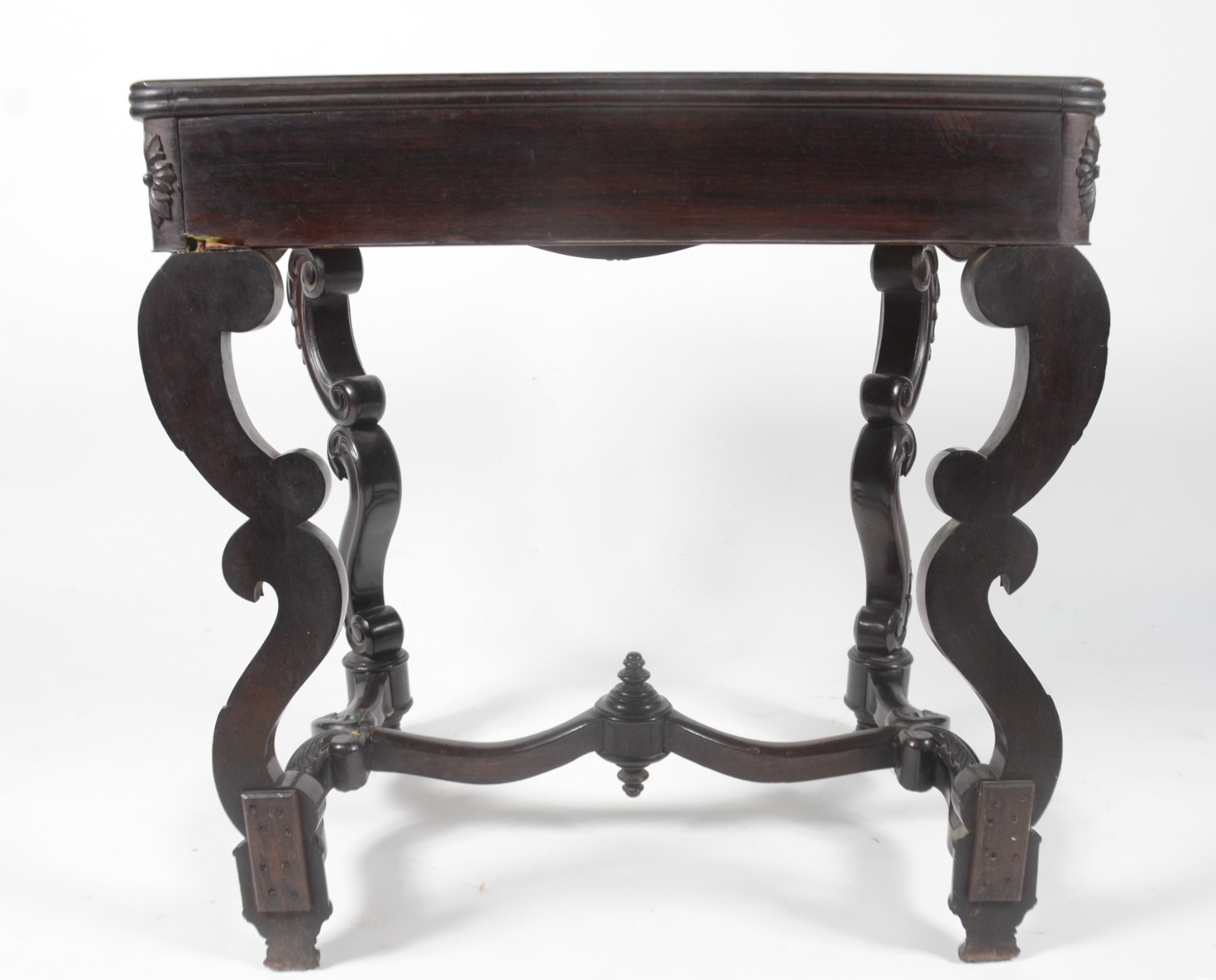 Mesa auxiliar de madeira nobre, saia recortada, quatro pernas... - foto 9 de 11