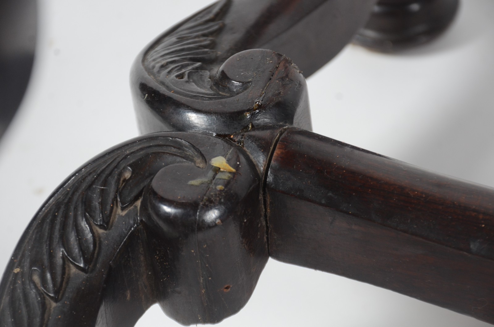 Mesa auxiliar de madeira nobre, saia recortada, quatro pernas... - foto 11 de 11