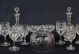 Serviço de cristal SAINT LOUIS comp.de 4 garraf... - Serviço de cristal SAINT LOUIS comp.de 4 garrafas (2 maiores e 2 menores, todas com um pouco de mofo), tampa de queijeira, 6 taças para champagn...