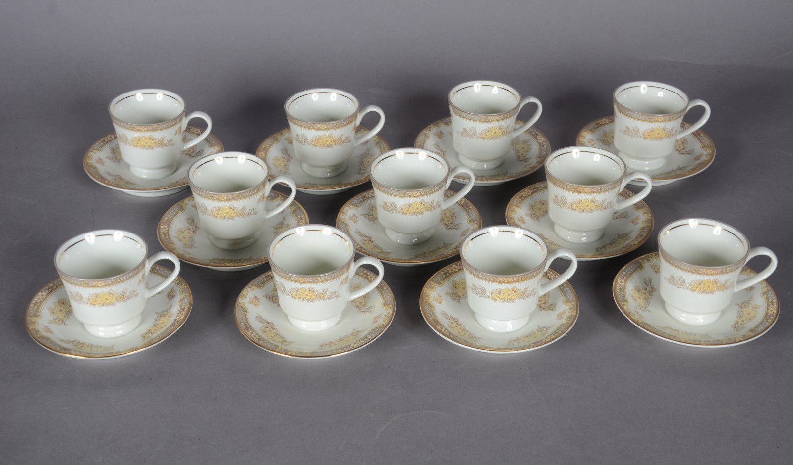Conjunto com 11 xícaras de café com pires de porcelana Schmidt... - foto 1 de 9