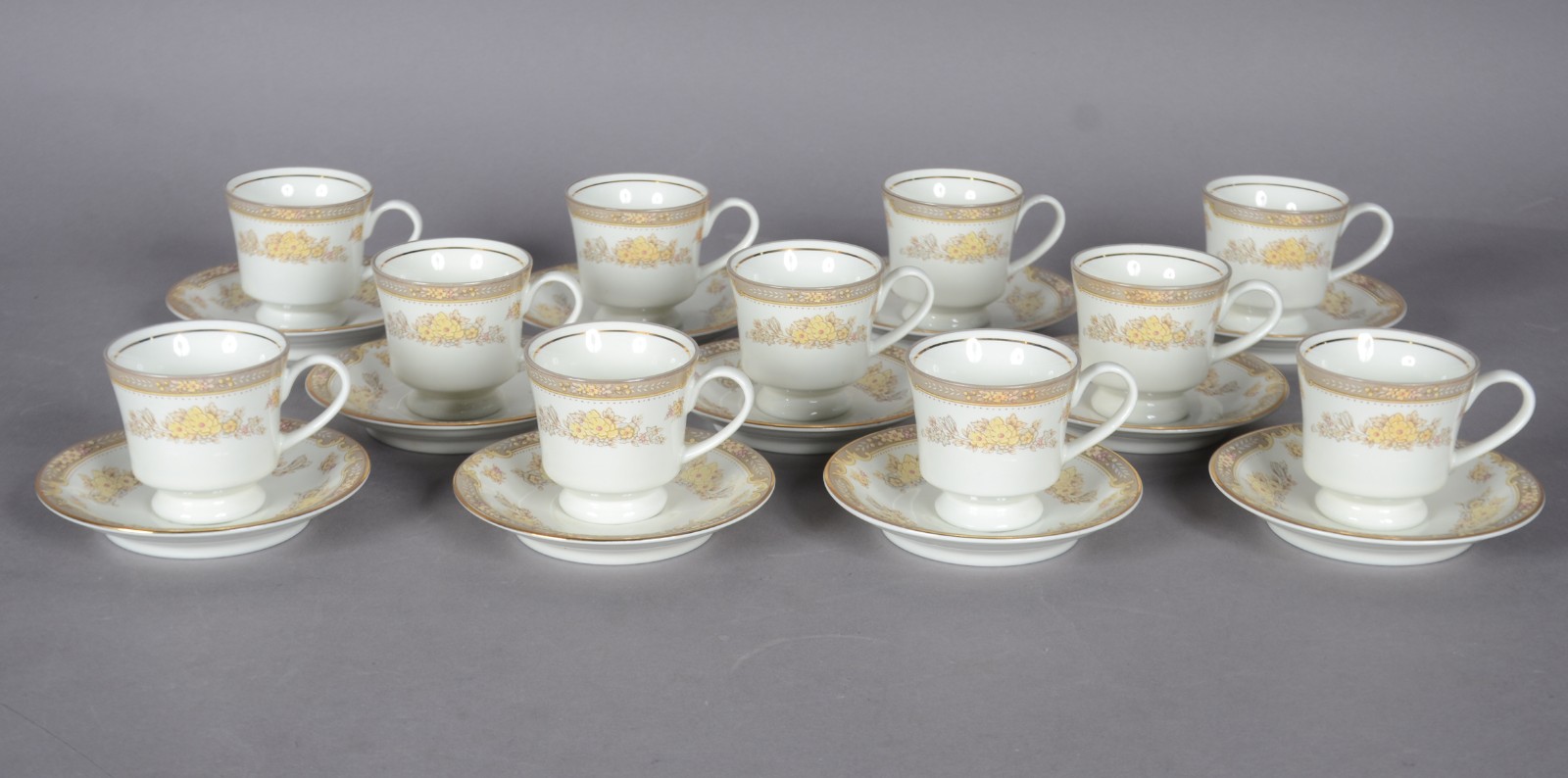 Conjunto com 11 xícaras de café com pires de porcelana Schmidt... - foto 2 de 9
