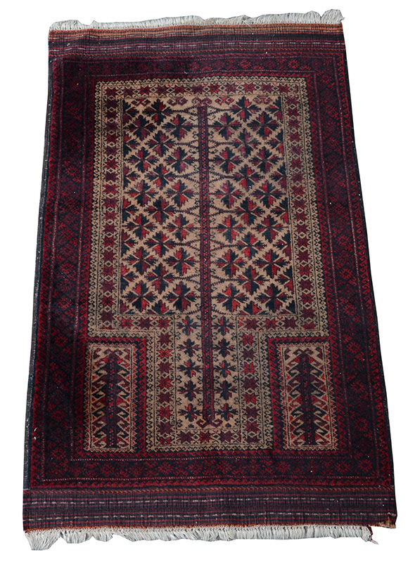 Tapete Afghan de oração. Medidas 0,86 x 1,43 m.