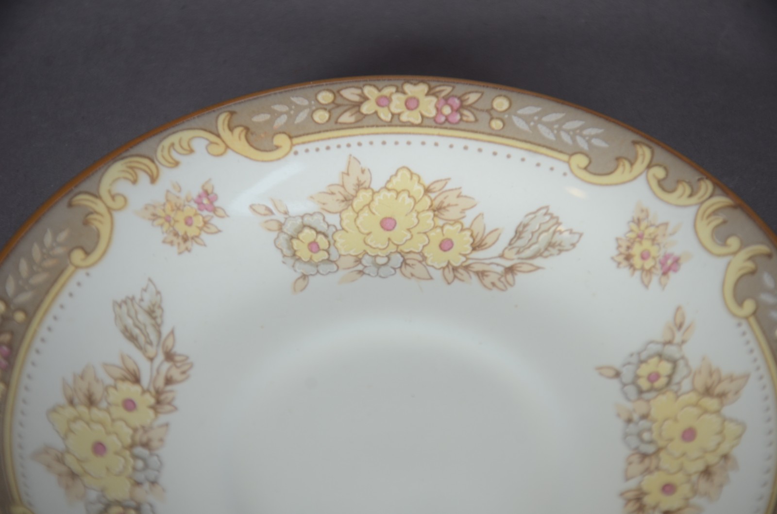 Conjunto com 11 xícaras de café com pires de porcelana Schmidt... - foto 3 de 9