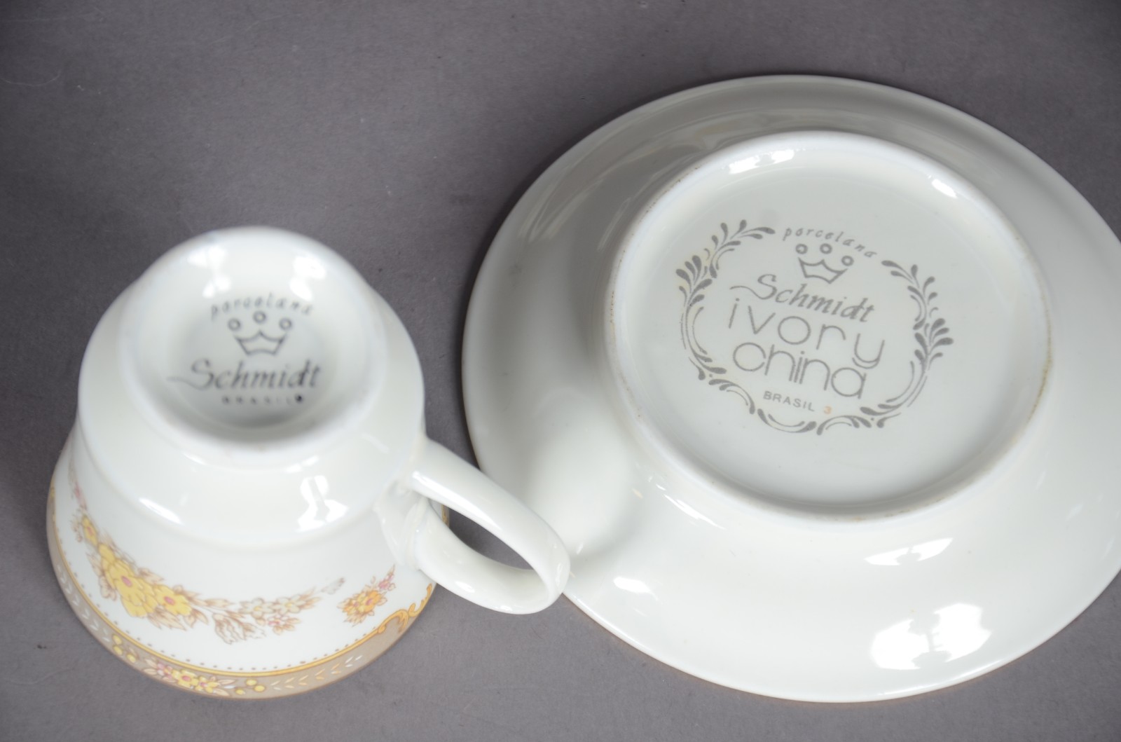 Conjunto com 11 xícaras de café com pires de porcelana Schmidt... - foto 4 de 9