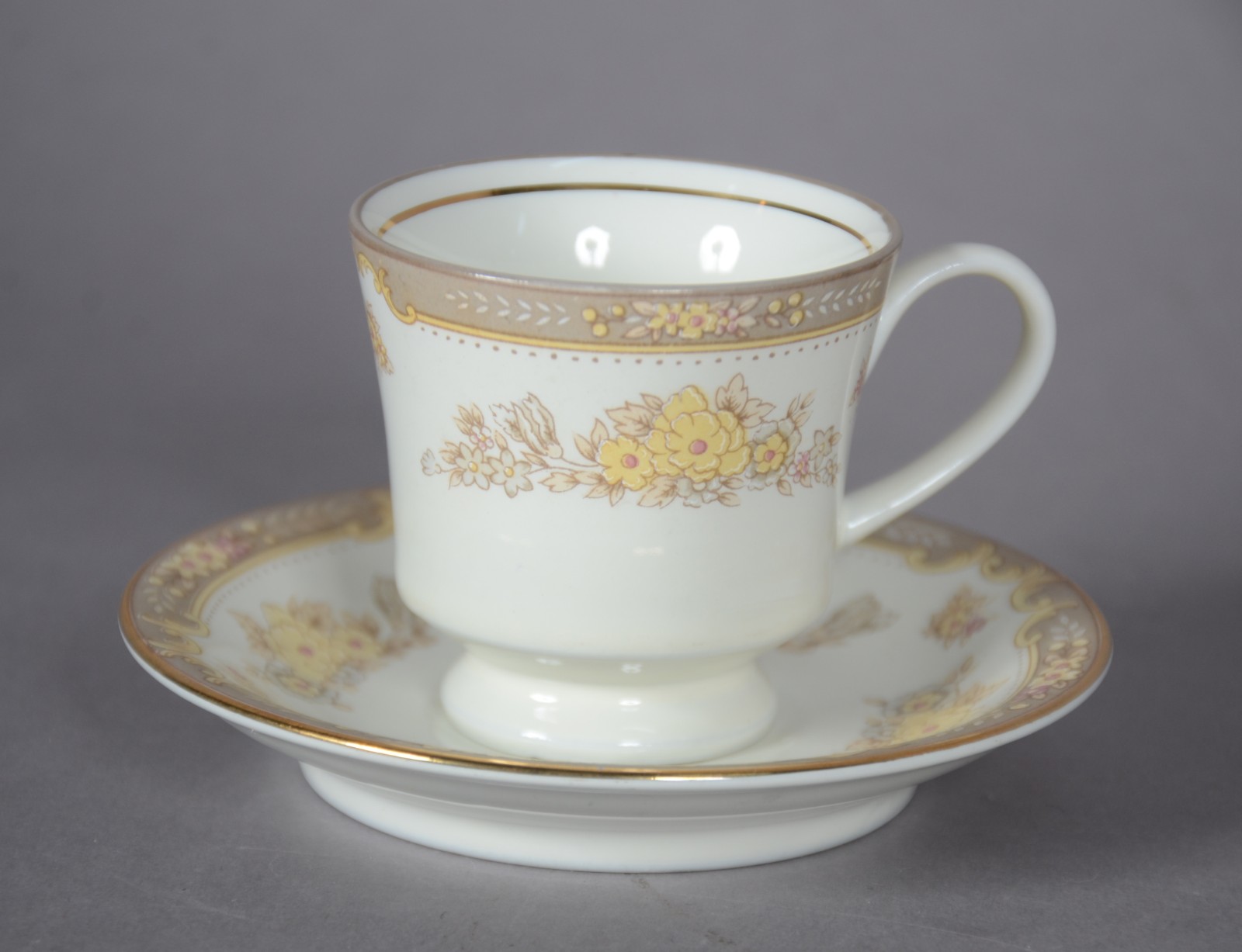 Conjunto com 11 xícaras de café com pires de porcelana Schmidt... - foto 5 de 9