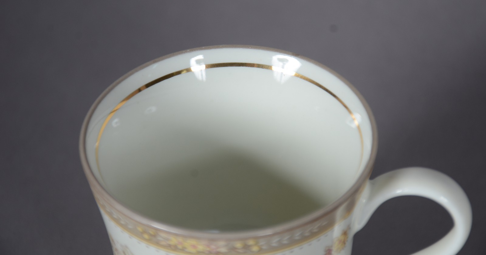 Conjunto com 11 xícaras de café com pires de porcelana Schmidt... - foto 6 de 9