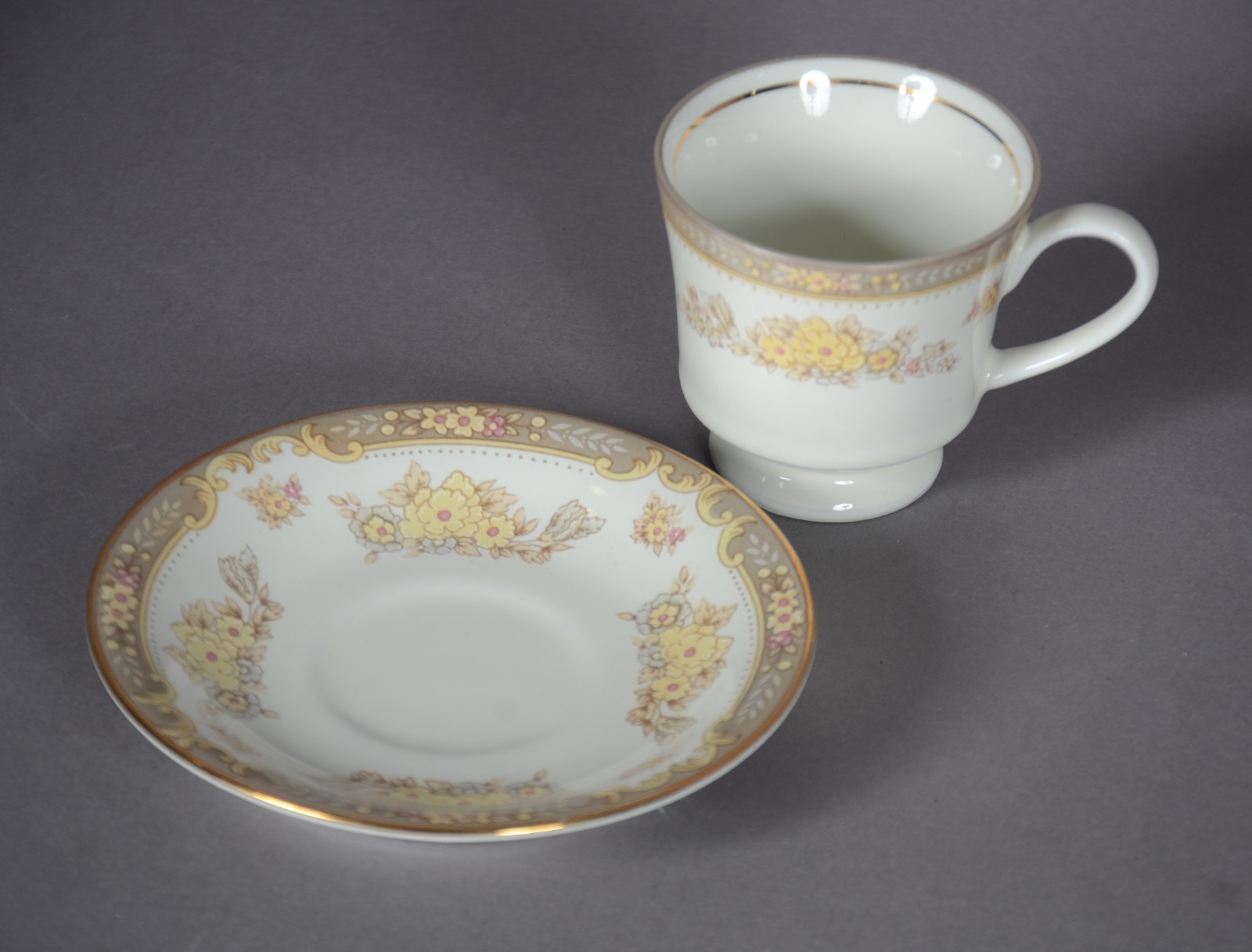 Conjunto com 11 xícaras de café com pires de porcelana Schmidt... - foto 8 de 9