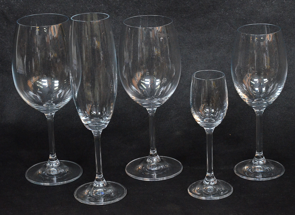 Serviço de 30 cálices de cristal tcheco liso, comp.de 6 para vinho...