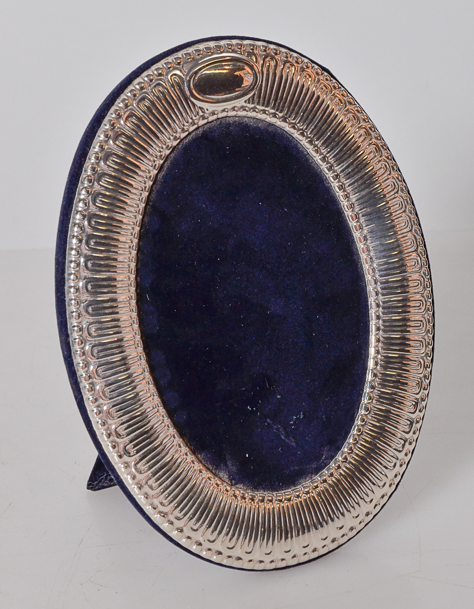 Porta retrato de prata italiana Sterling 925 mls, feitio oval...
