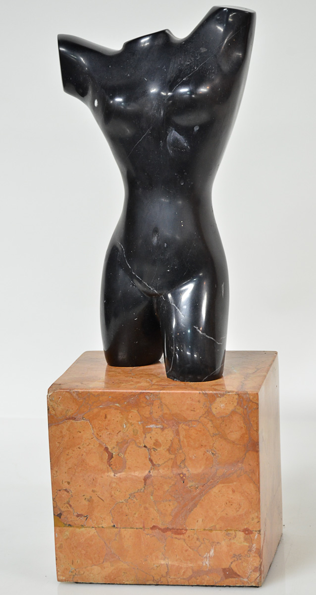 BRUNO GIORGI - Escultura de mármore preto repres.torso feminino, base...