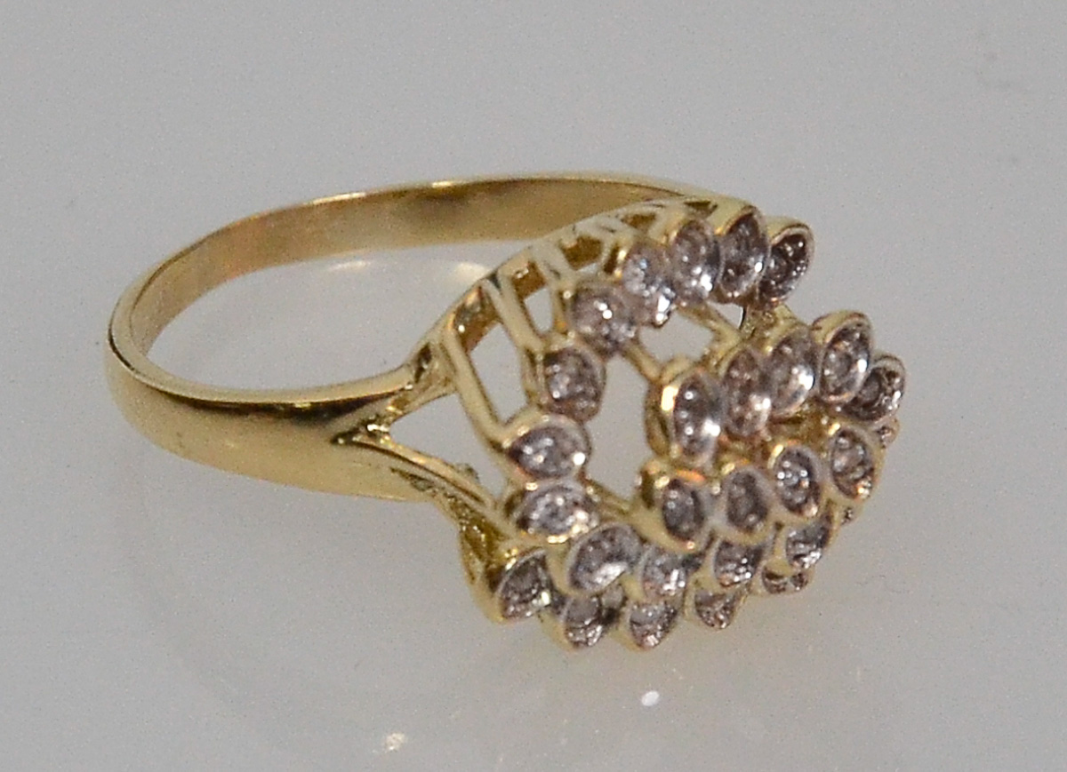 Anel de ouro 18 k com 18 brilhantes, peso 4,4 g.