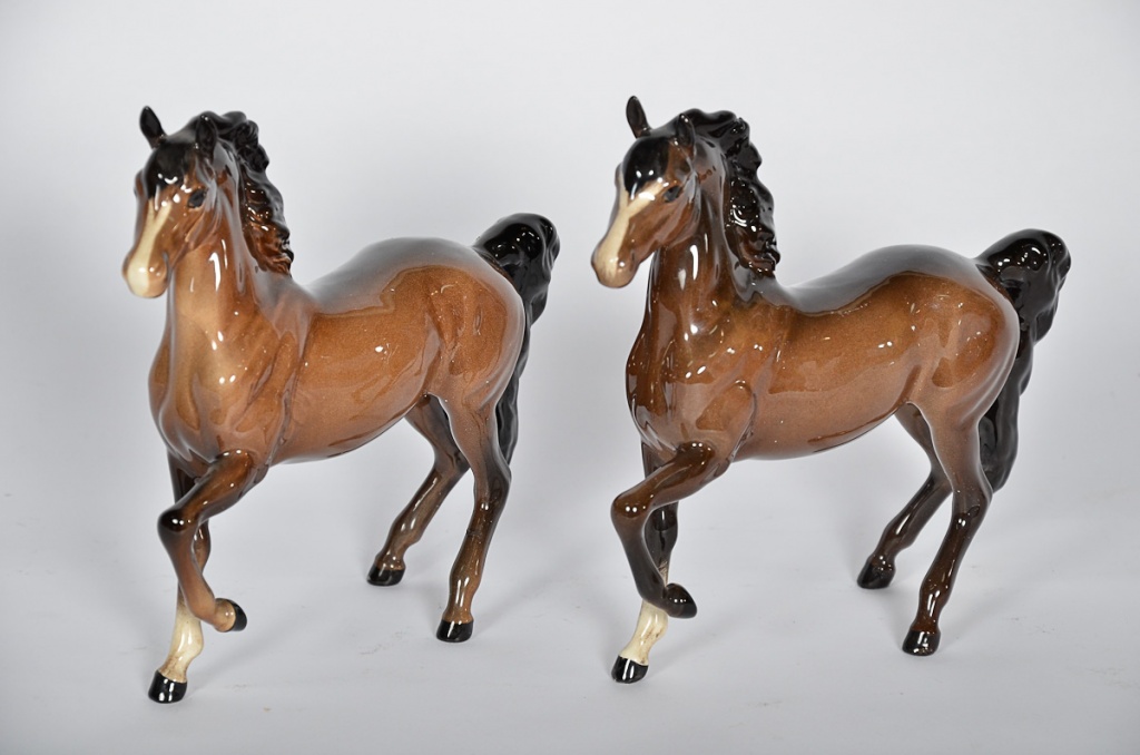Duas estatuetas repres.cavalos de porcelana inglesa Beswick, alt. 17...