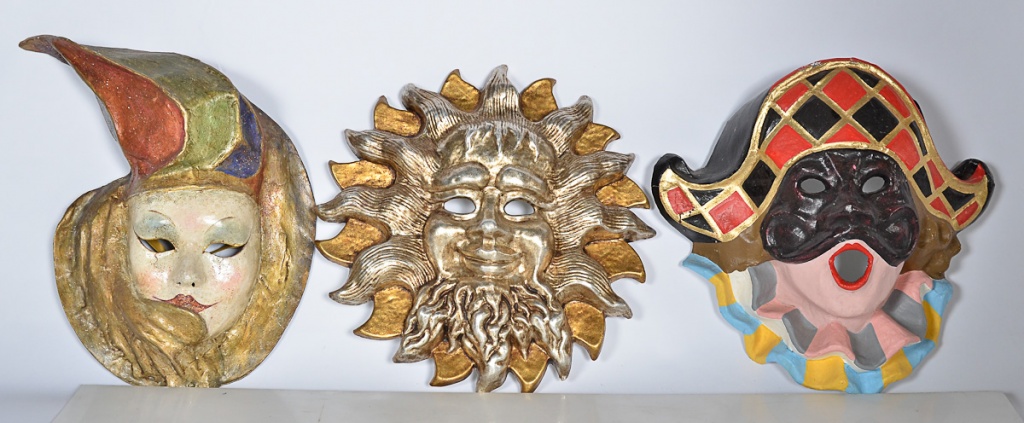 Tres máscaras italianas carnavalescas.