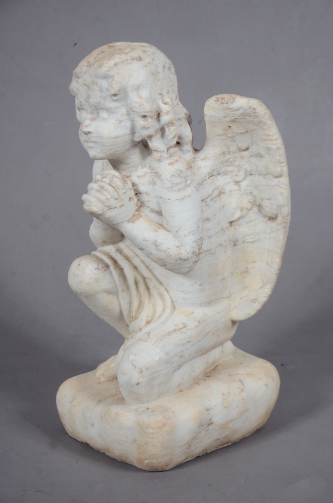 Escultura de mármore representando anjo. - foto 1 de 5