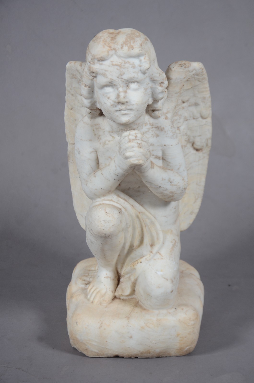 Escultura de mármore representando anjo. - foto 2 de 5