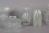 Cinco peças diversas de cristal e vidro lapidad... - Cinco peças diversas de cristal e vidro lapidado, sendo: Fruteira de pé alto; dois vasos para flores; bomboniere redonda; e, compoteira feitio q...
