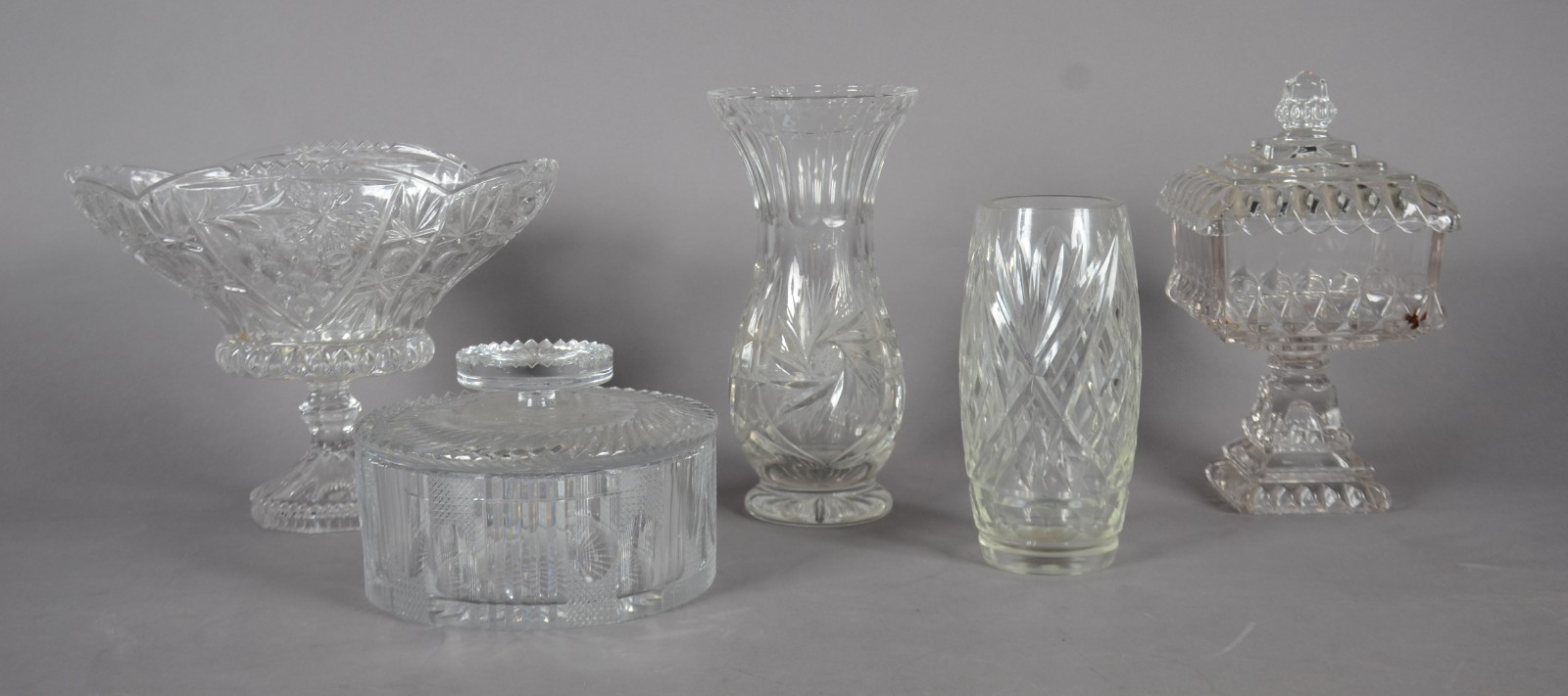 Cinco peças diversas de cristal e vidro lapidado, sendo: Fruteira de... - foto 1 de 11