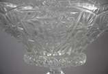 Cinco peças diversas de cristal e vidro lapidad... - Cinco peças diversas de cristal e vidro lapidado, sendo: Fruteira de pé alto; dois vasos para flores; bomboniere redonda; e, compoteira feitio q...