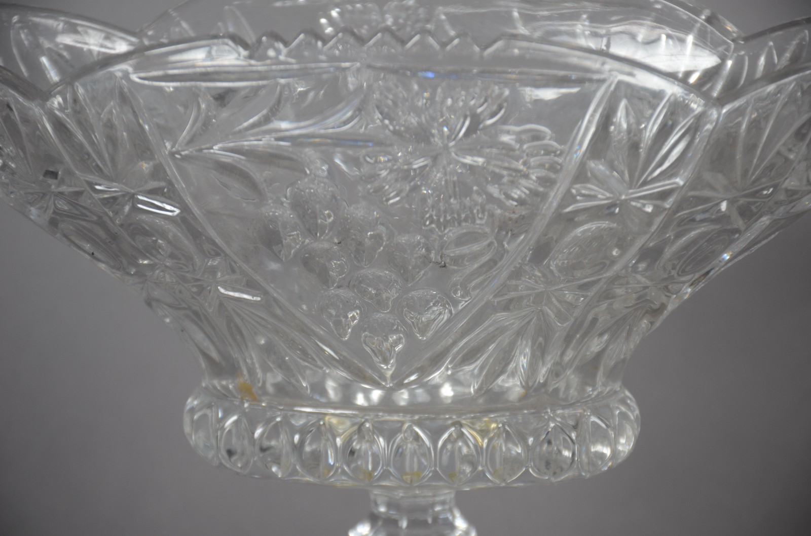 Cinco peças diversas de cristal e vidro lapidado, sendo: Fruteira de... - foto 2 de 11