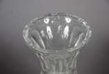 Cinco peças diversas de cristal e vidro lapidad... - Cinco peças diversas de cristal e vidro lapidado, sendo: Fruteira de pé alto; dois vasos para flores; bomboniere redonda; e, compoteira feitio q...