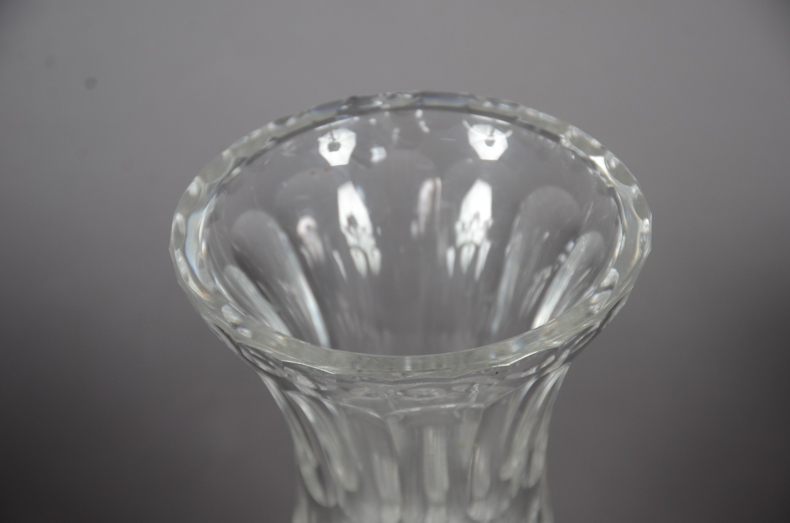 Cinco peças diversas de cristal e vidro lapidado, sendo: Fruteira de... - foto 3 de 11