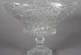 Cinco peças diversas de cristal e vidro lapidad... - Cinco peças diversas de cristal e vidro lapidado, sendo: Fruteira de pé alto; dois vasos para flores; bomboniere redonda; e, compoteira feitio q...