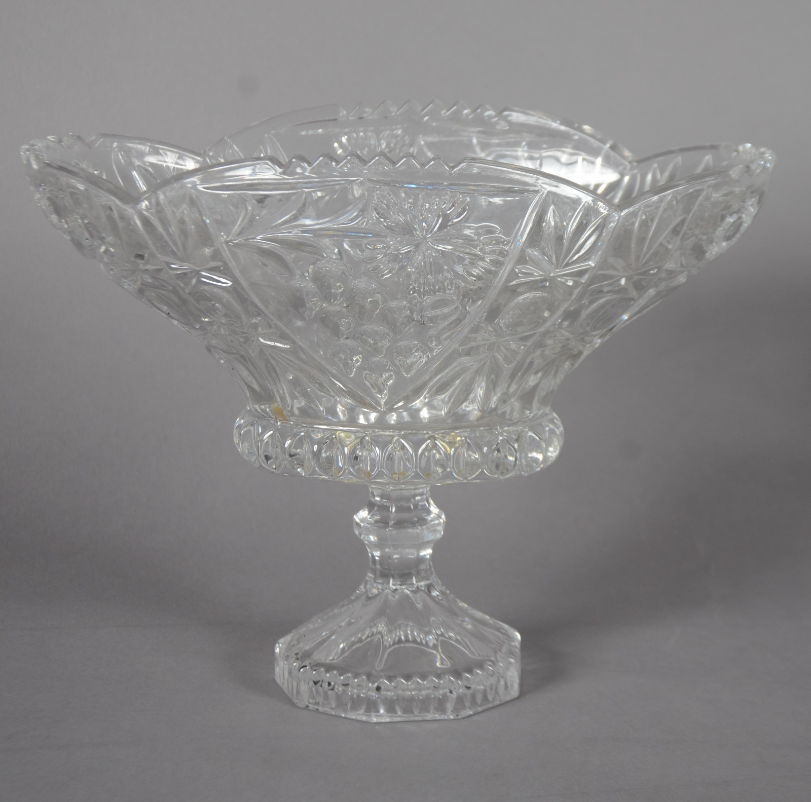 Cinco peças diversas de cristal e vidro lapidado, sendo: Fruteira de... - foto 4 de 11
