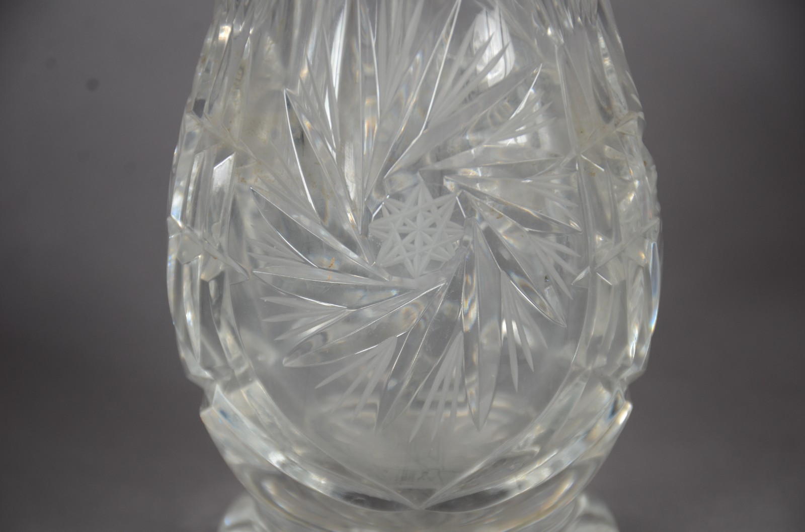 Cinco peças diversas de cristal e vidro lapidado, sendo: Fruteira de... - foto 5 de 11