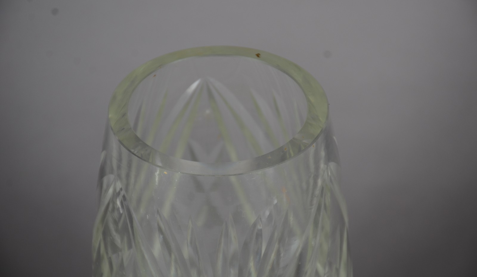 Cinco peças diversas de cristal e vidro lapidado, sendo: Fruteira de... - foto 6 de 11