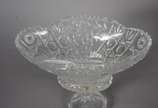 Cinco peças diversas de cristal e vidro lapidad... - Cinco peças diversas de cristal e vidro lapidado, sendo: Fruteira de pé alto; dois vasos para flores; bomboniere redonda; e, compoteira feitio q...