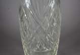 Cinco peças diversas de cristal e vidro lapidad... - Cinco peças diversas de cristal e vidro lapidado, sendo: Fruteira de pé alto; dois vasos para flores; bomboniere redonda; e, compoteira feitio q...