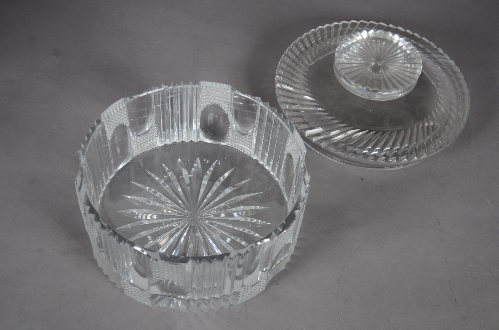 Cinco peças diversas de cristal e vidro lapidado, sendo: Fruteira de... - foto 9 de 11