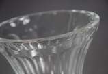 Cinco peças diversas de cristal e vidro lapidad... - Cinco peças diversas de cristal e vidro lapidado, sendo: Fruteira de pé alto; dois vasos para flores; bomboniere redonda; e, compoteira feitio q...