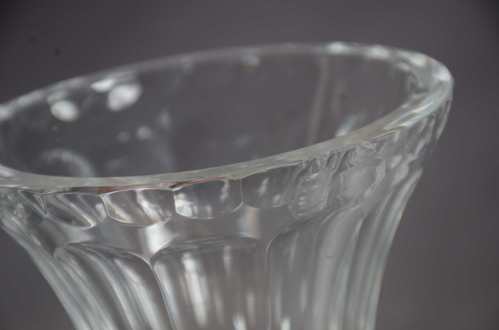 Cinco peças diversas de cristal e vidro lapidado, sendo: Fruteira de... - foto 11 de 11