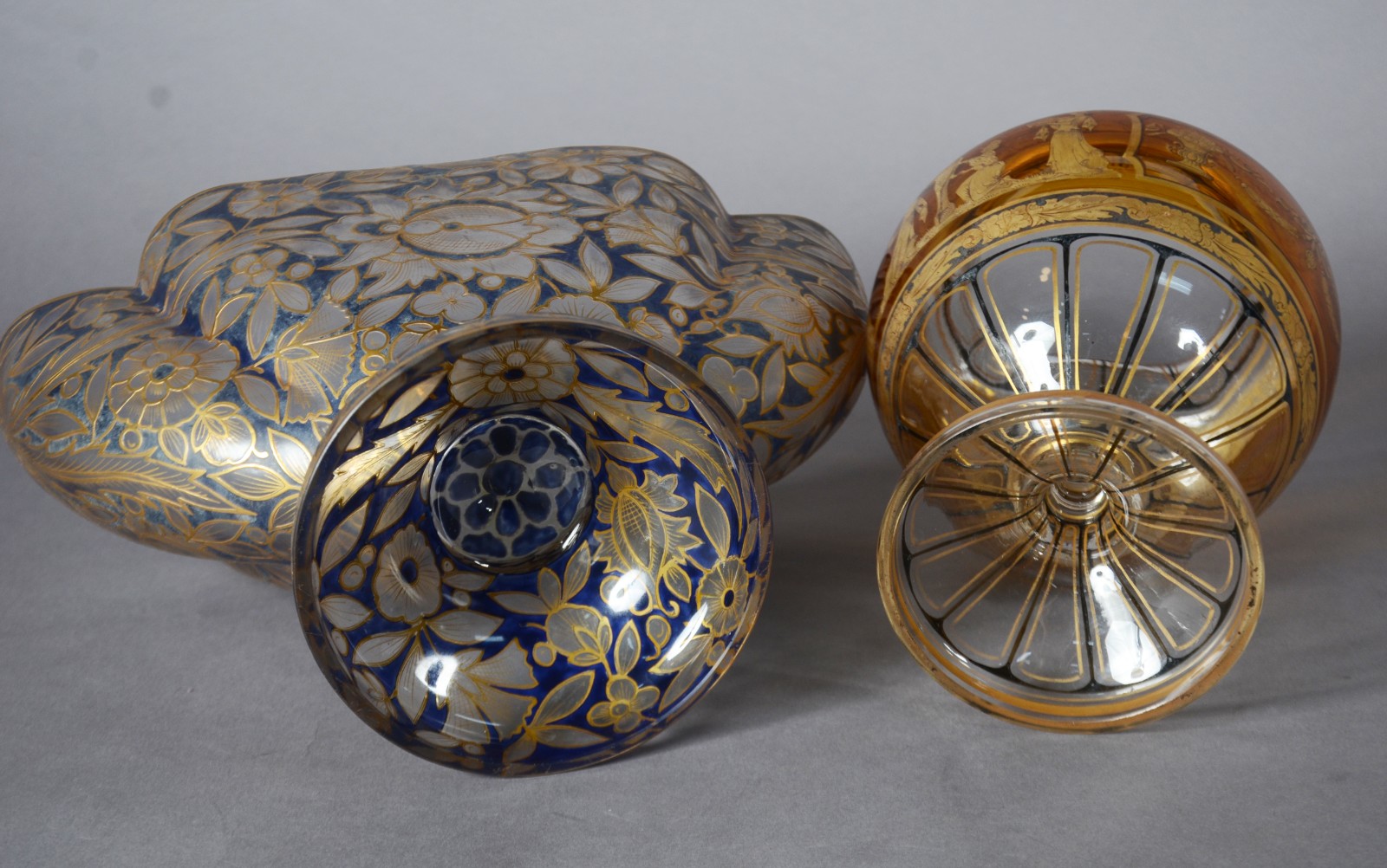 Duas peças de cristal europeu, sendo uma fruteira doublé azul com... - foto 8 de 8