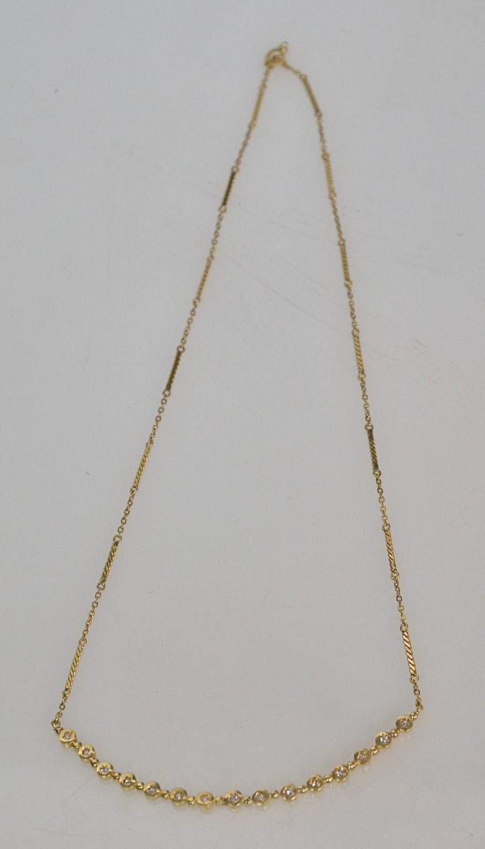Colar de ouro 18 k com brilhantes no centro, peso 7,4 g.