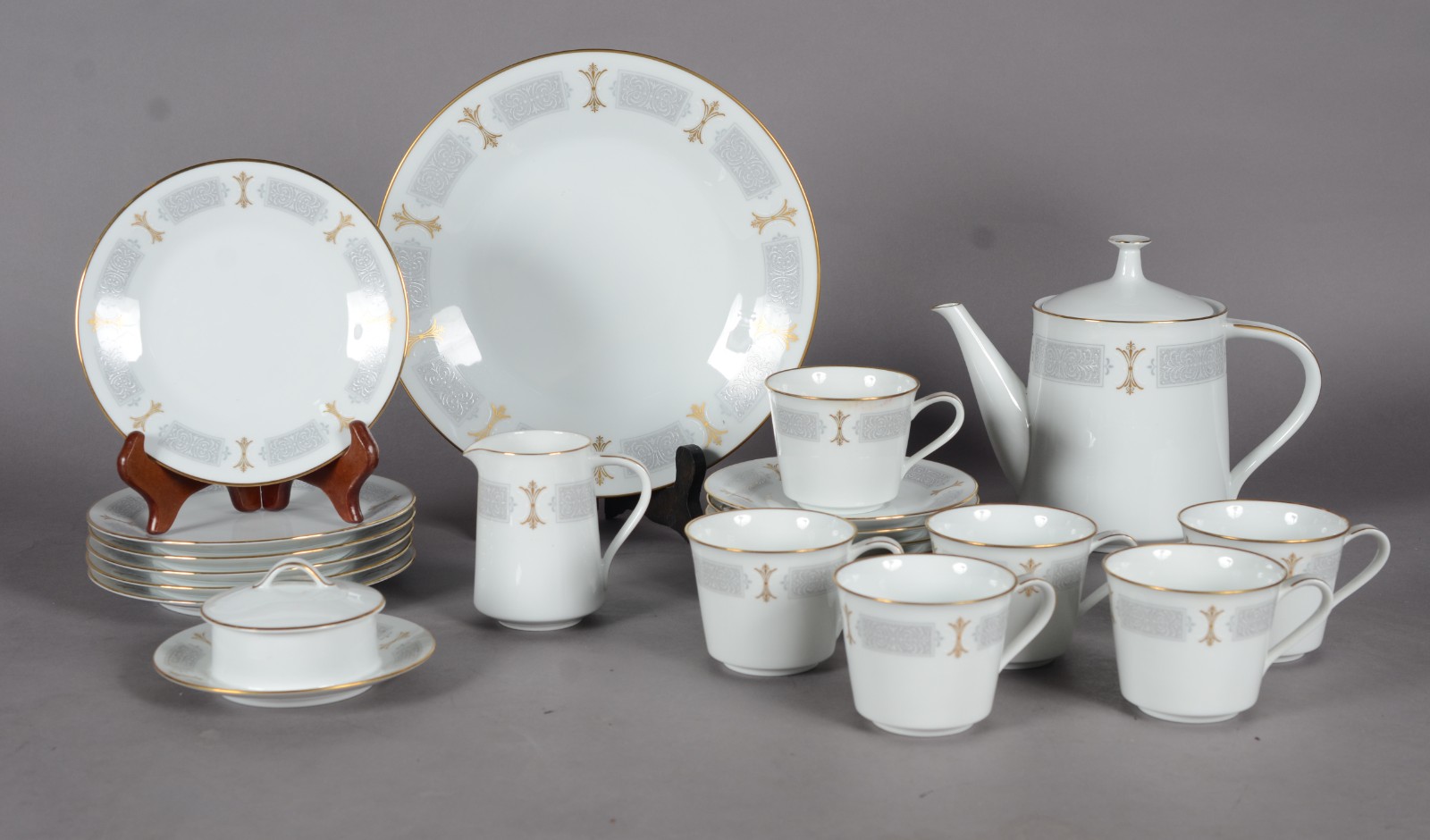Serviço de chá de porcelana Noritake, composto de: 6 xicaras com... - foto 1 de 9