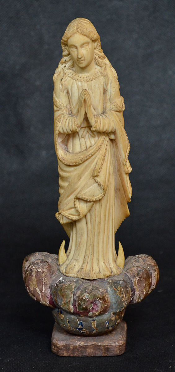 Estatueta de marfim repres. NOSSA SENHORA, base de madeira, alt.total...