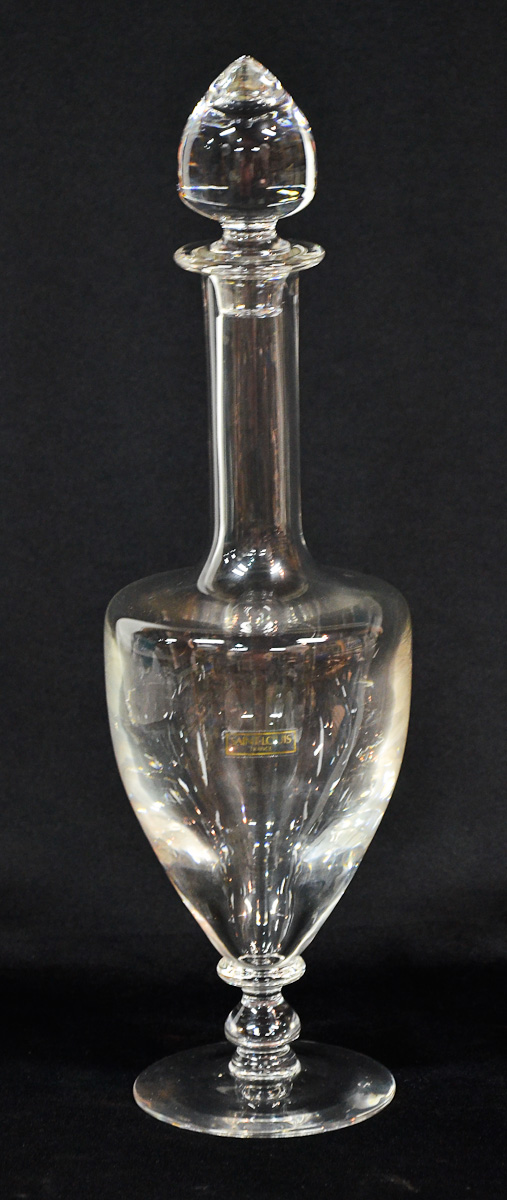 SAINT LOUIS - Licoreira de cristal frances liso, assinada. Alt. 39 cm.
