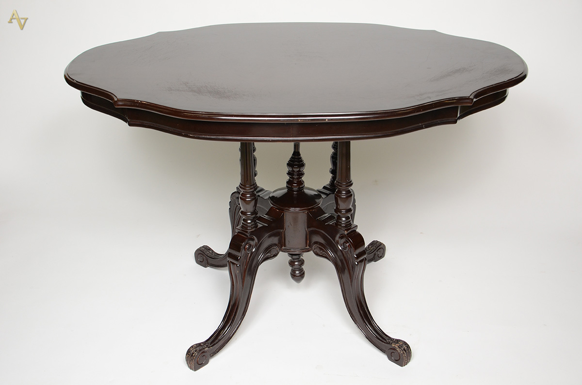 Mesa de apresentação de madeira nobre feitio oval, tampo recortado...