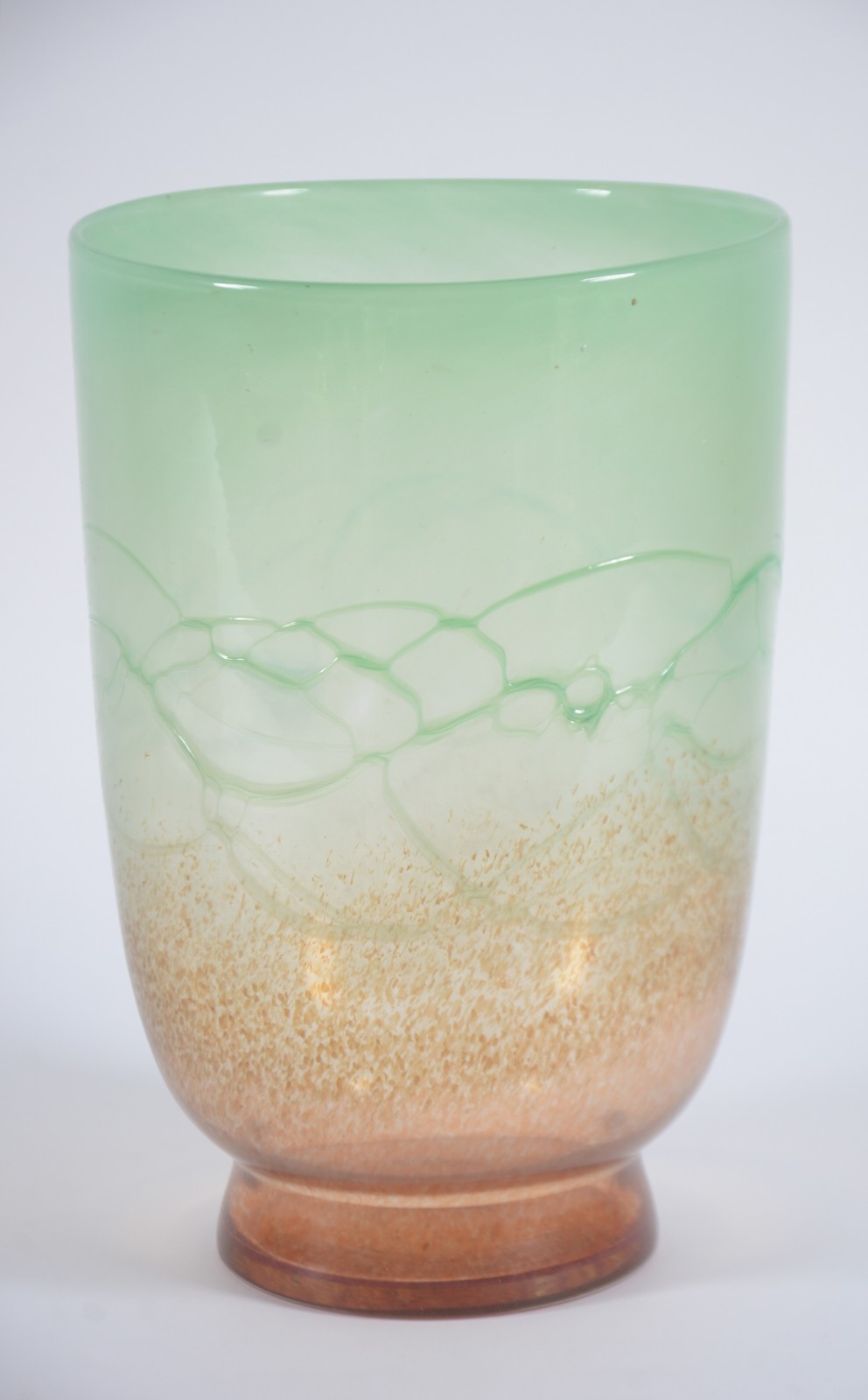 Vaso de vidro decorativo em tons de âmbar e verde degradé. - foto 1 de 5