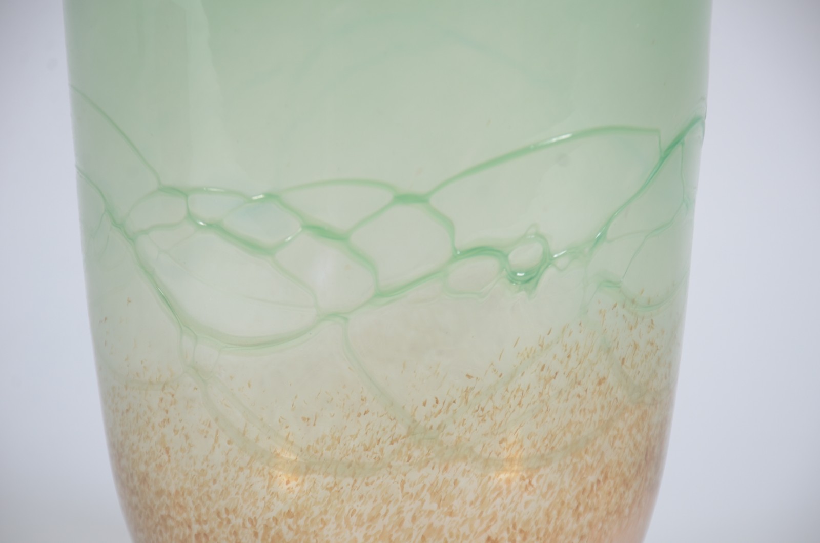 Vaso de vidro decorativo em tons de âmbar e verde degradé. - foto 2 de 5