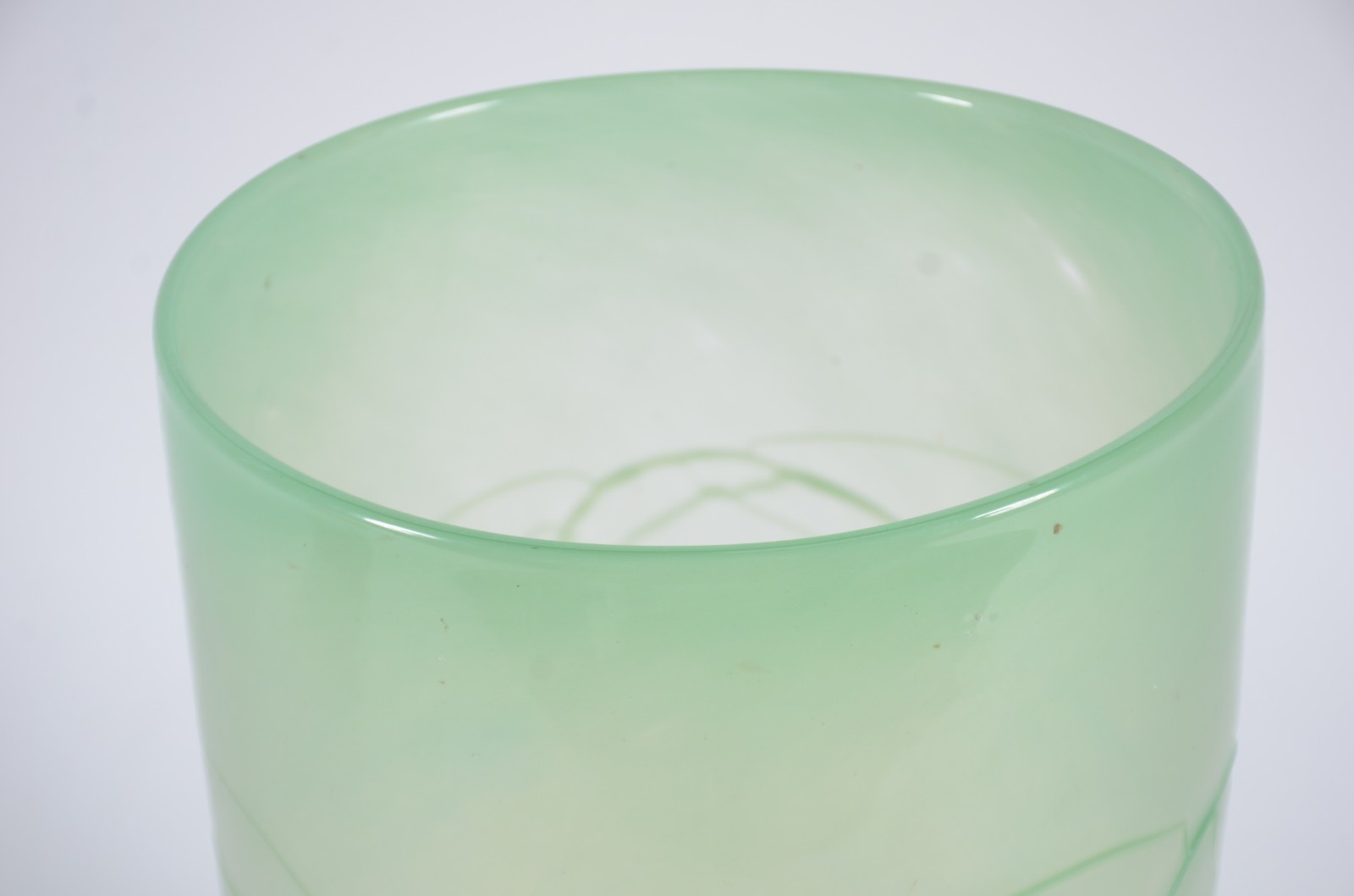 Vaso de vidro decorativo em tons de âmbar e verde degradé. - foto 3 de 5