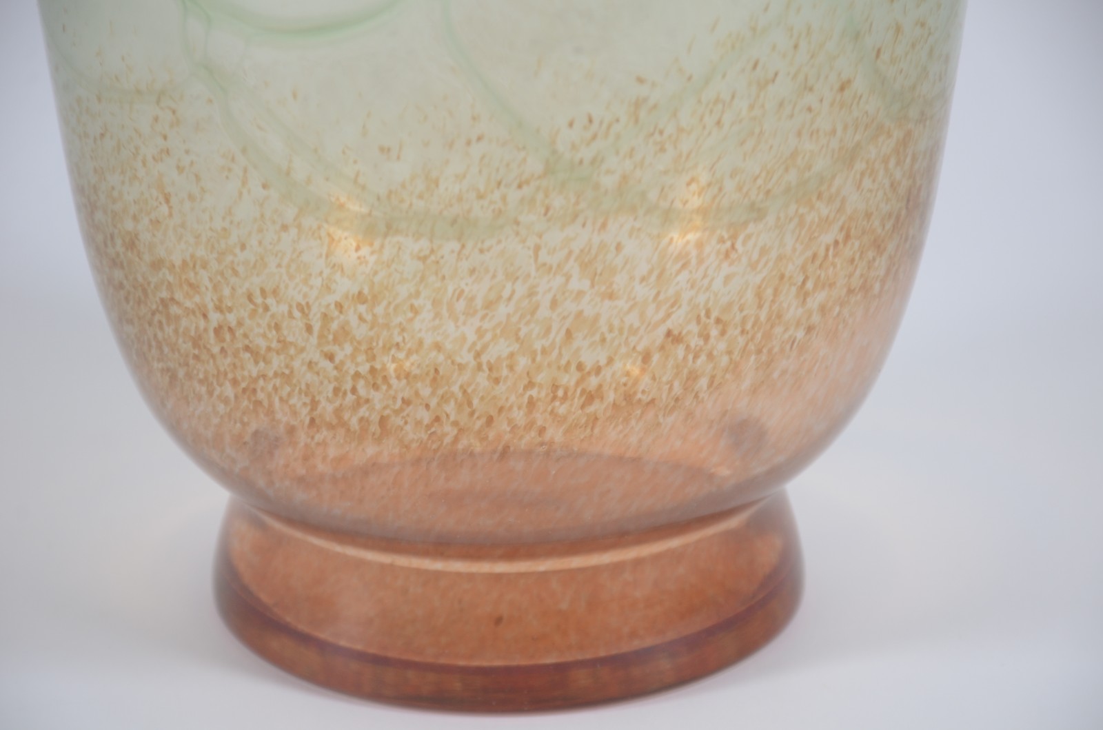 Vaso de vidro decorativo em tons de âmbar e verde degradé. - foto 4 de 5