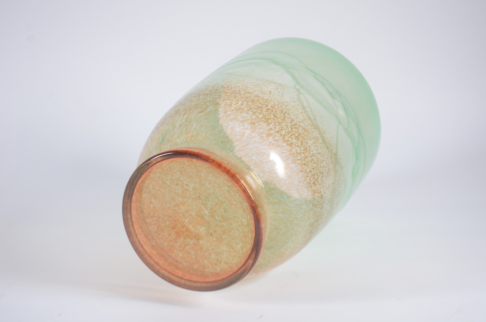 Vaso de vidro decorativo em tons de âmbar e verde degradé. - foto 5 de 5