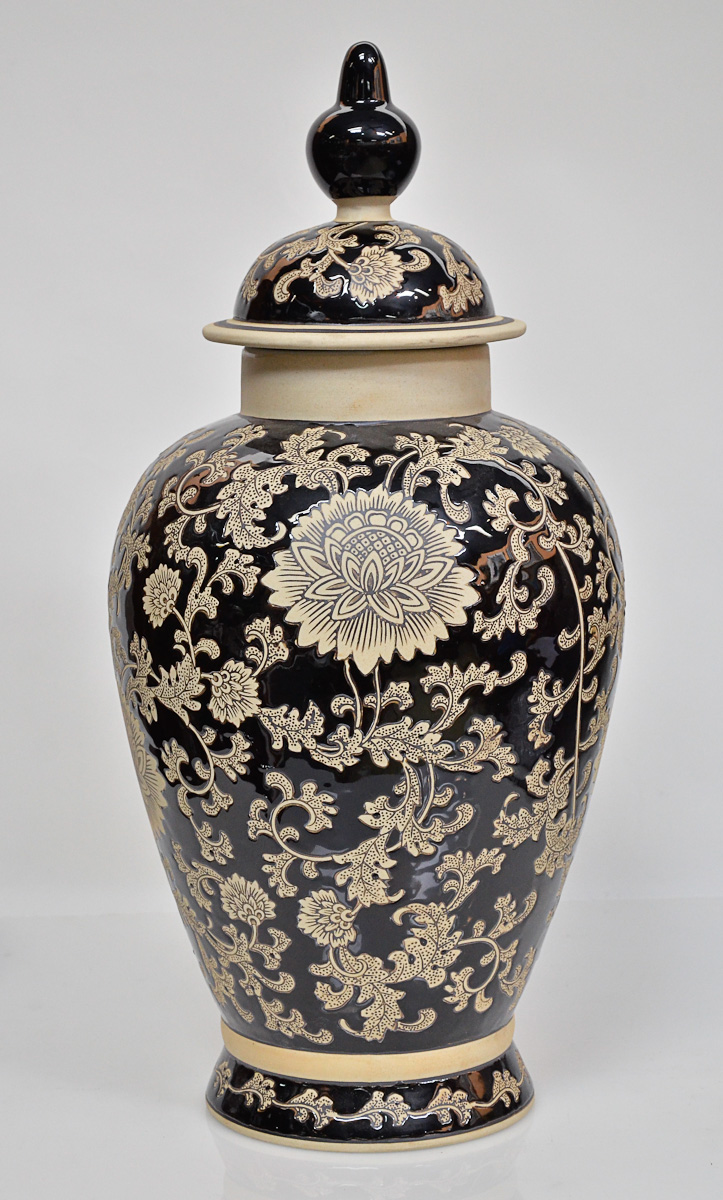 Potiche de porcelana oriental na cor preta com flores em bege, alt...