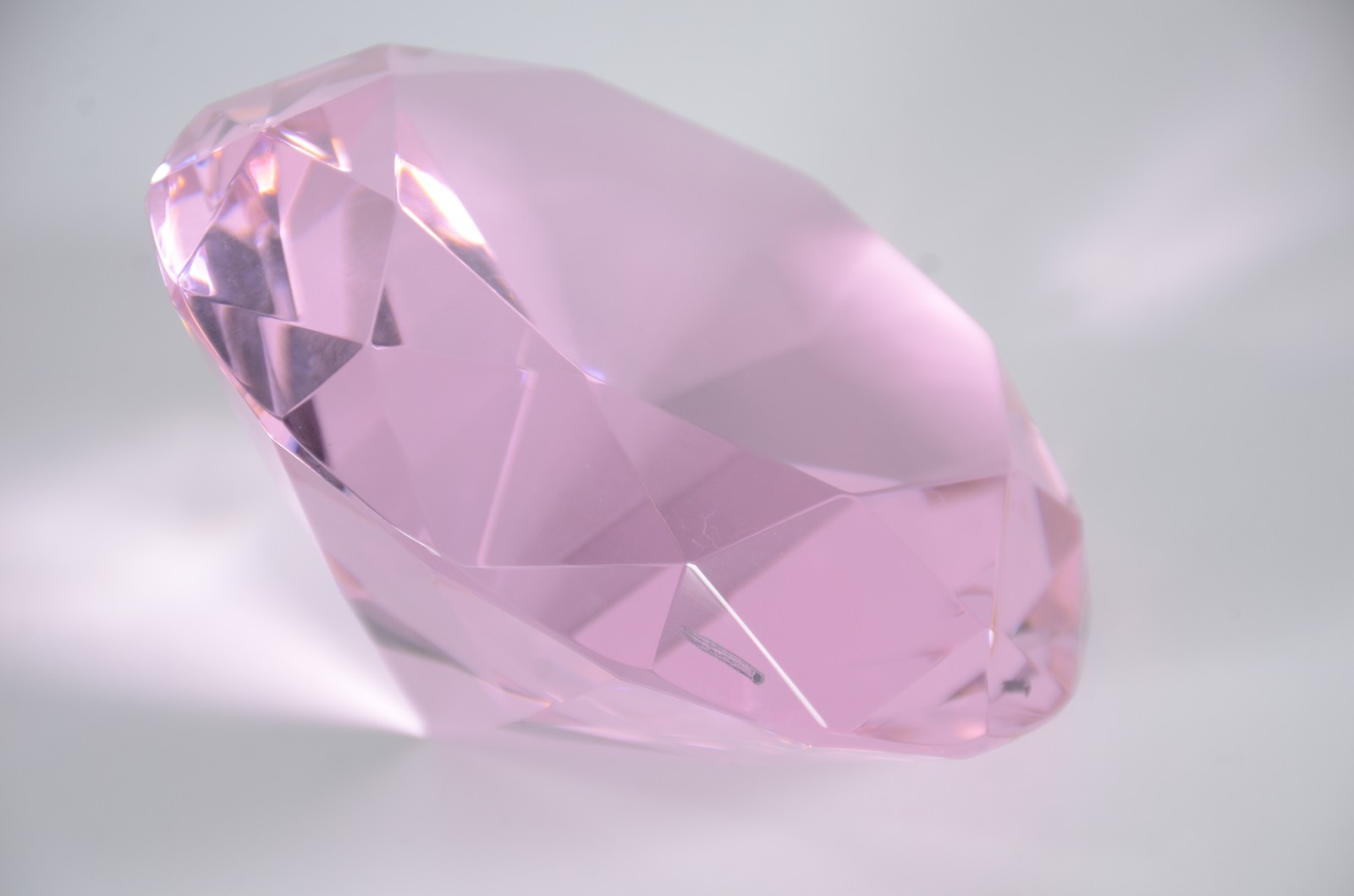 Enfeite de cristal na forma de "diamante rosa", no estojo. - foto 1 de 7